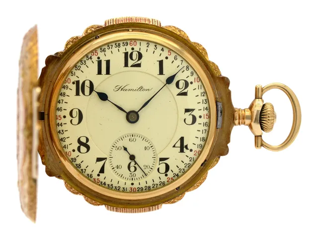 HAMILTON, fickur, 52 mm, savonett, Cal 993 (21 stenar, 16 size), Serie nr. 1326846, Boett nr. 417732, 14K flerfärgat guld, ankargång, s.k. Montgomeryurtavla, mönster, buckla, monogram, ca 1918.