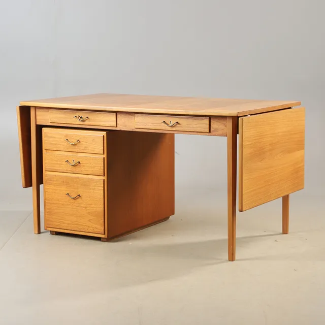 NILS JONSSON. Skrivbord, teak och bok, Hugo Troeds, Bjärnum, 1900-talets mitt.