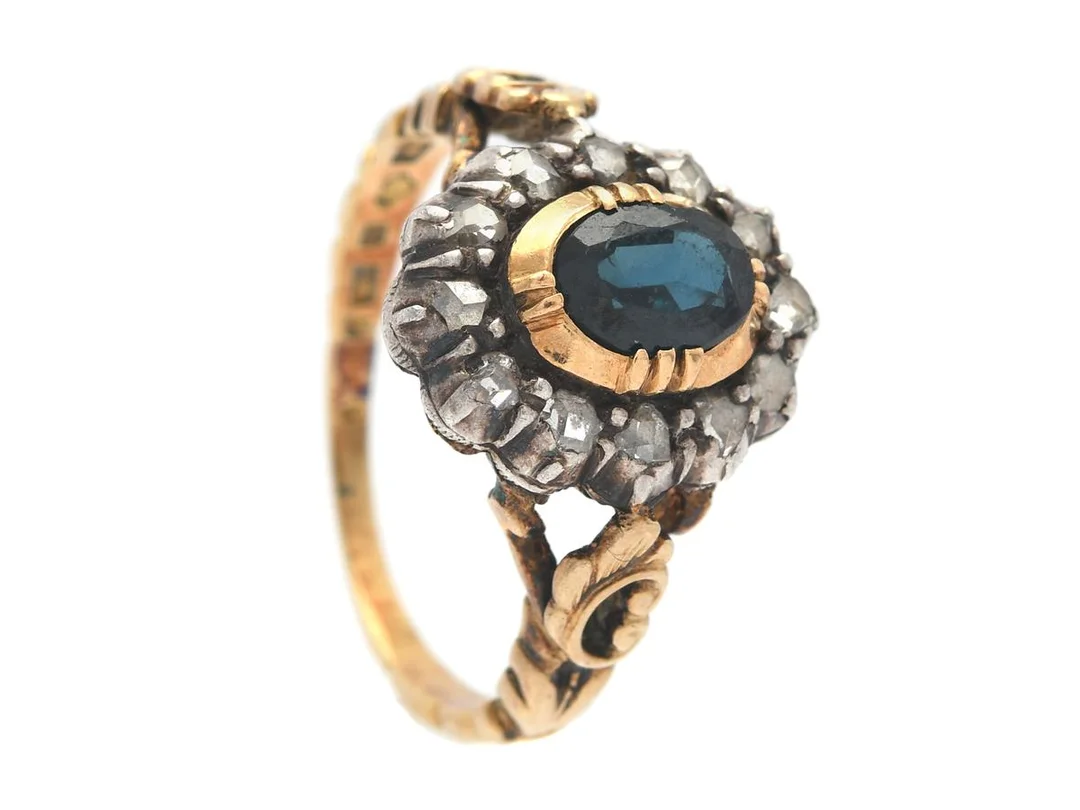 CARMOSÉRING, 18K guld/silver, ovalslipda safir, rosenslipade diamanter, stl 16 mm, vikt 3,8 g, safiren med skada, porositet i ringskenan. — Smycken/Carmoséring — Kaplans