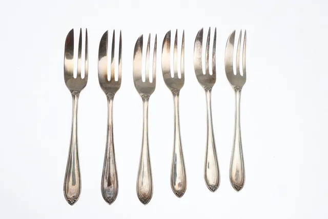 A CASED SET OF SIX GEORGE VI SILVER CAKE FORKS.