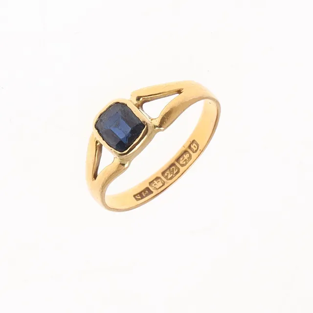 A SAPPHIRE AND 22CT GOLD RING.
