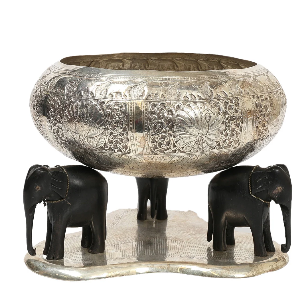 AN CEYLONESE WHITE METAL BOWL ON STAND, 20TH CENTURY. — Silver — Bishop & Miller