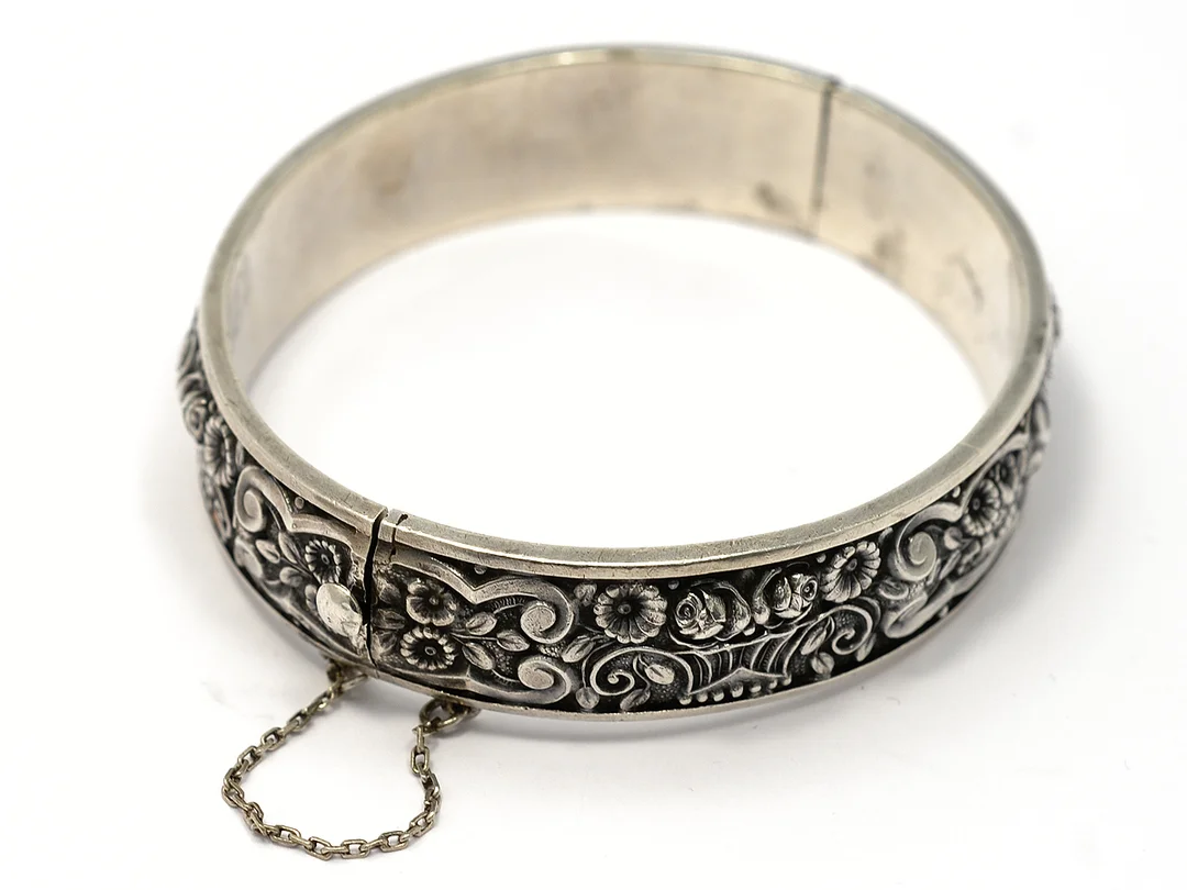 ARMRING, silver, öppningsbart, vikt 34,9 g, svenska importstämplar, diameter ca 6,5 cm. — Smycken/Armring — Kaplans