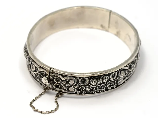 ARMRING, silver, öppningsbart, vikt 34,9 g, svenska importstämplar, diameter ca 6,5 cm.
