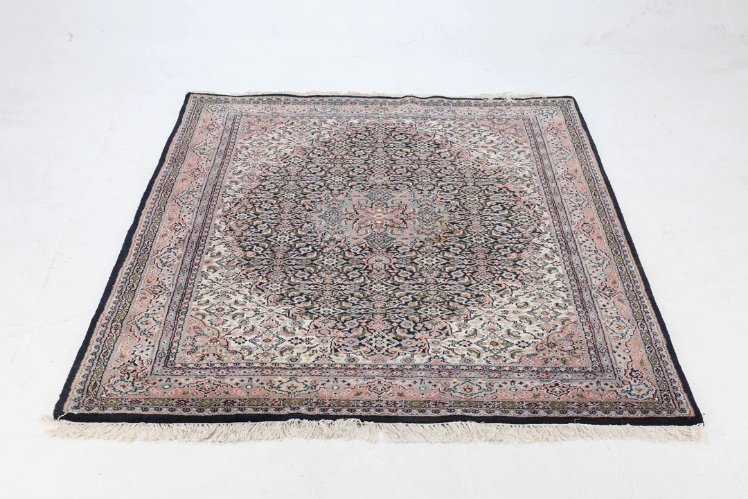 Oriental rug 237 x 169 cm — Carpets, rugs and textiles/Oriental carpets and rugs — Lauritz