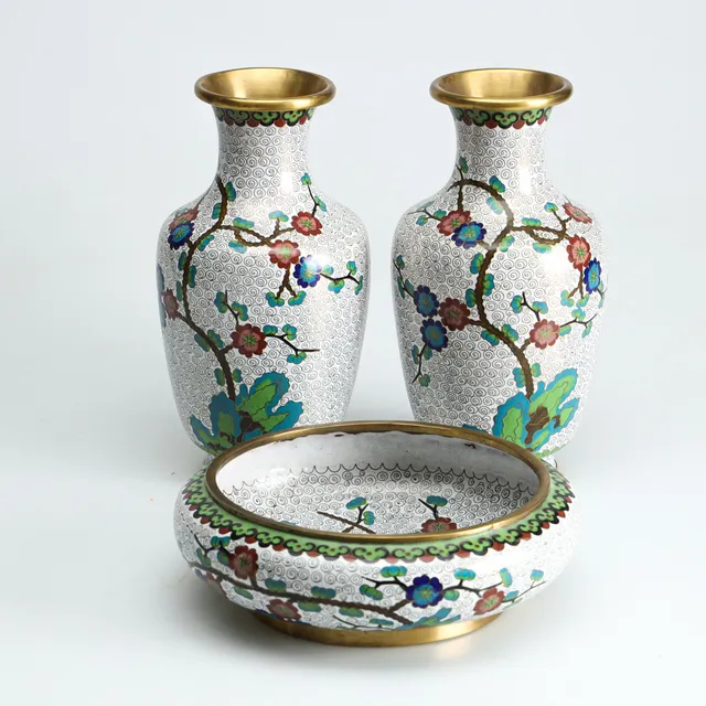 VASER SAMT SKÅL, 3 delar, Cloisonné, Kina, omkring 1900.