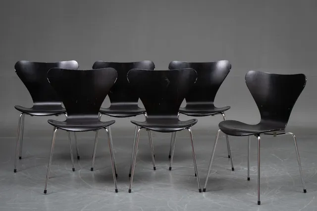 Arne Jacobsen. Sæt på seks spisestole model 3107, sorte (6)
