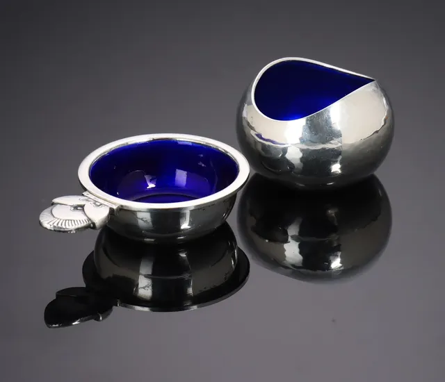 Georg Jensen. To saltkar af sterlingsølv m. emalje, dessin nr. 30 og 1067 (2)