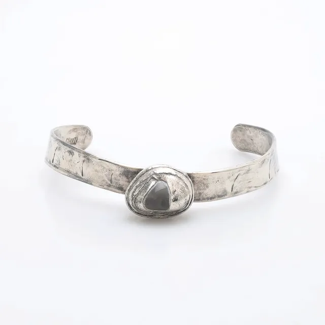 JACOB HULL. Halsband, stelt med sten, försilvrat tenn, Danmark.
