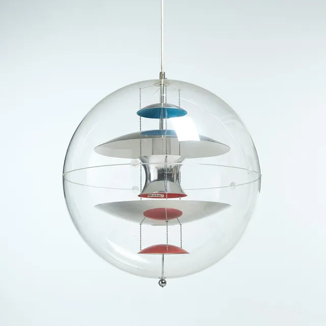 VERNER PANTON. "VP-Globe", taklampa, Louis Poulsen, lackerad aluminium, plexiglaskupa.