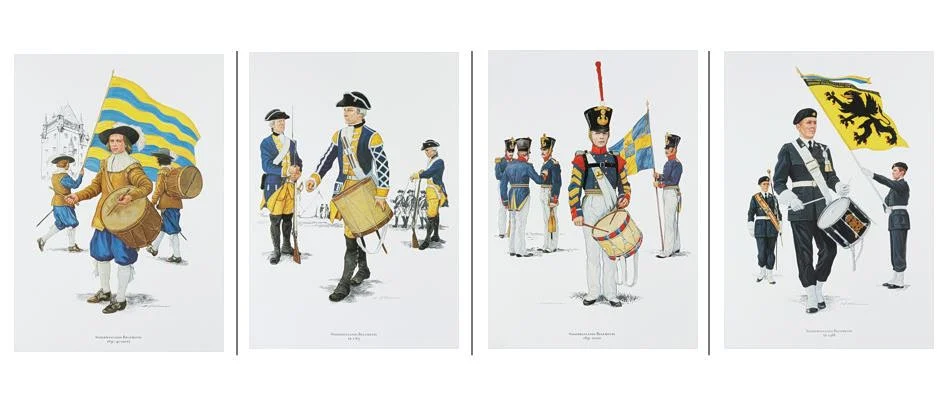 GÖTE GÖRANSSON (1921-2015). FYRFÄRGSTRYCK, 4 st. i samlingsmapp, "Trumslagare från fyra sekler" från Södermanlands regemente, utgiven av Swedish Army Tattoo 1988. — Other — Höganäs Auktionsverk