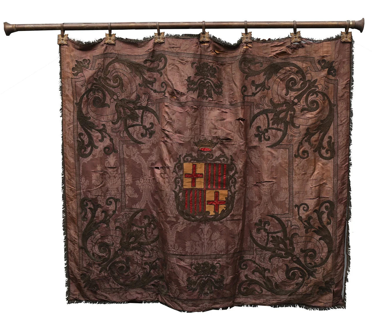 Banner with the coat of arms of Barcelona in embroidered silk, first third of the 20th Century. — Textiles — Balclis
