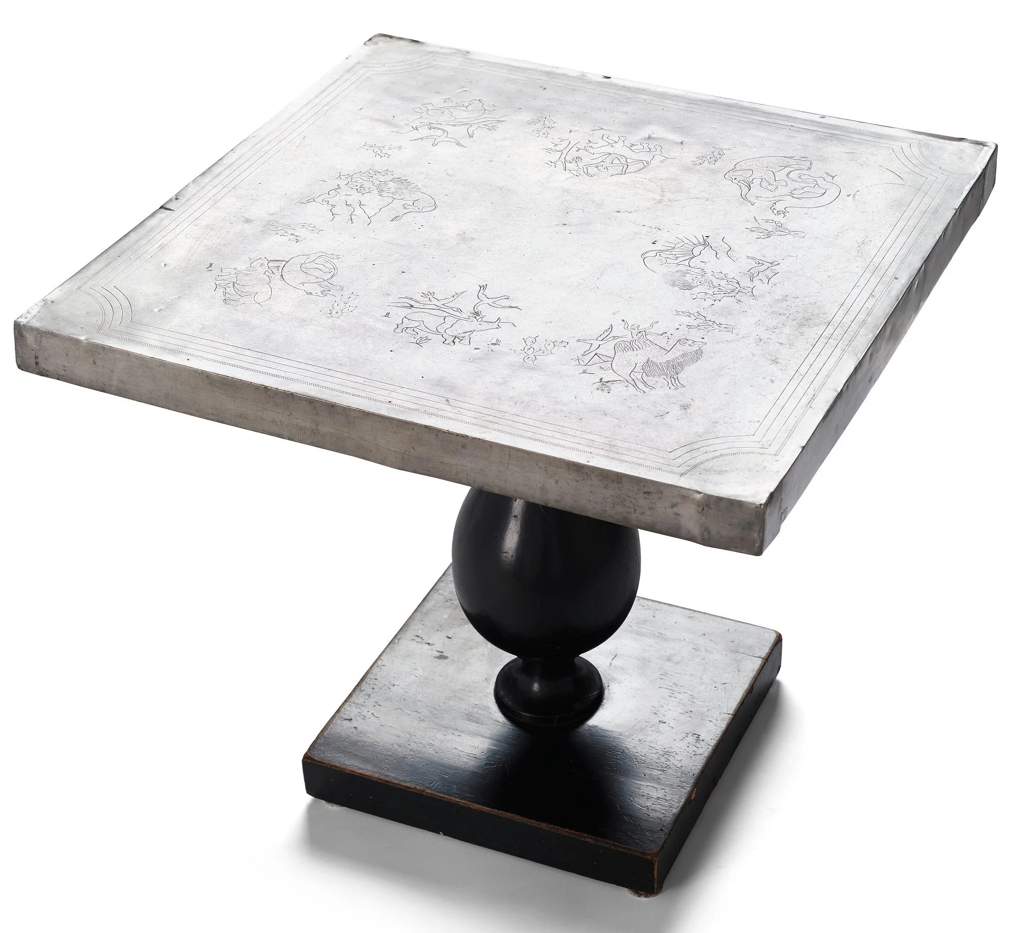 Uno Åhrén, bord, modellnummer 743, med tennskiva av Nils Fougstedt, Firma Svenskt Tenn, ca 1930. Alva & Gunnar Myrdals samling. — Bukowskis