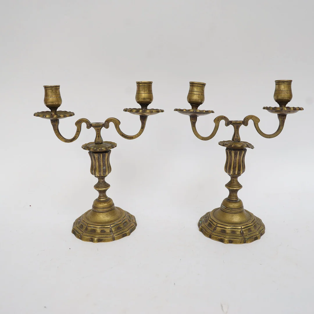 KANDELABRAR ETT PAR, barockstil, 1800-tal, brons, med löstagbara kandelaberarmar. — Candlesticks — Falun Auktionsbyrå