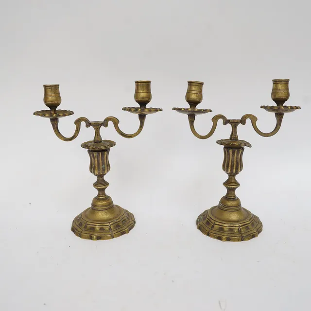 KANDELABRAR ETT PAR, barockstil, 1800-tal, brons, med löstagbara kandelaberarmar.