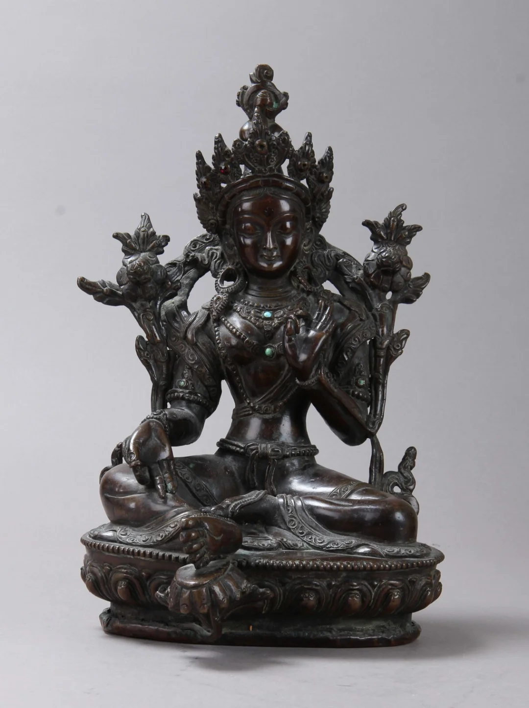 Buddha af patineret bronze og kobber. Antageligt Tibet. 1900-tallet — Hobby and collectibles/Asian art — Lauritz