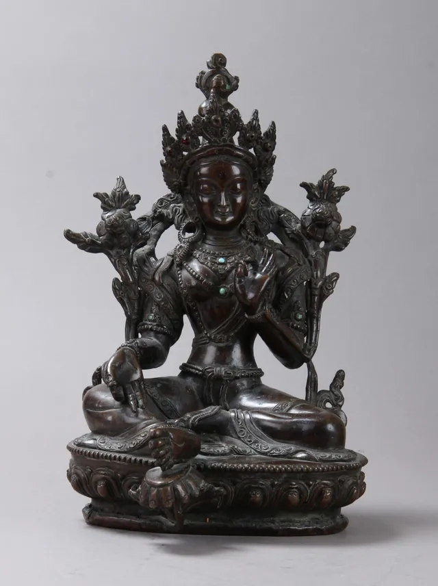 Buddha af patineret bronze og kobber. Antageligt Tibet. 1900-tallet
