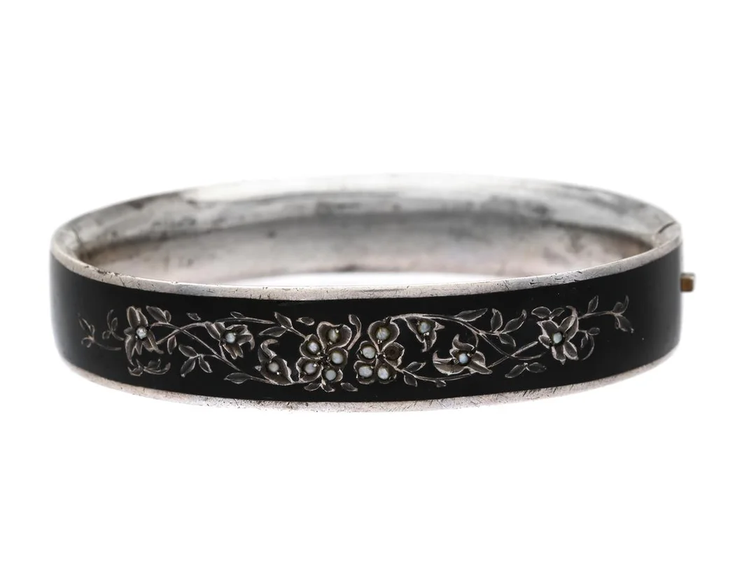 ARMRING, silver, svart emalj, fröpärlor, diameter 62 mm, vikt 19,9 g, öppningsbar, en fröpärla saknas. — Smycken/Armring — Kaplans