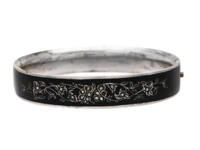 ARMRING, silver, svart emalj, fröpärlor, diameter 62 mm, vikt 19,9 g, öppningsbar, en fröpärla saknas.