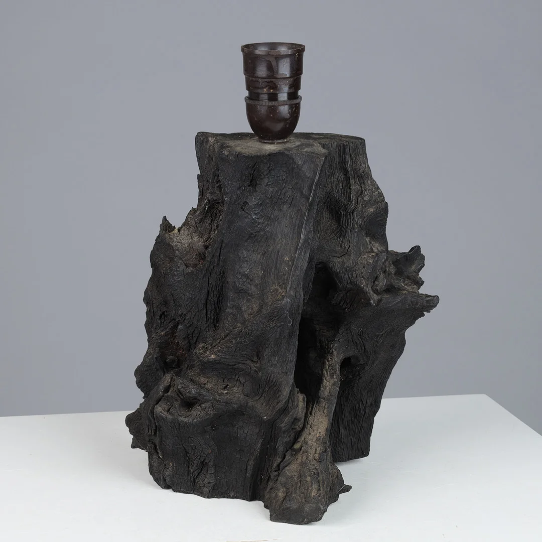 Skulpturel bordlampe af træ, ukendt formgiver, 1900-tallets anden halvdel. — Table Lamps — Palsgaard Kunstauktioner