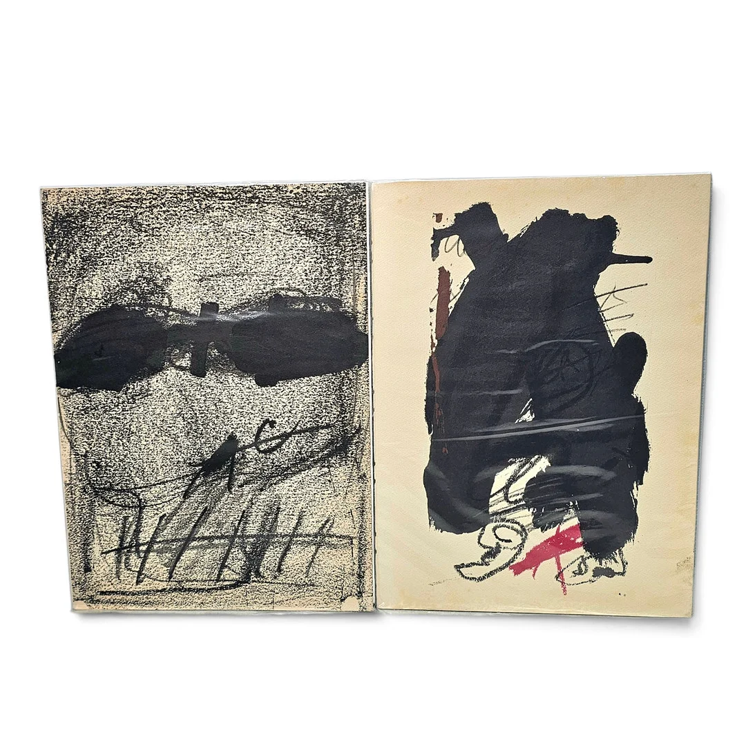 ANTONI TÀPIES. SEGÚN. Sin título, "La Clau del Foc", dos litografías sobre papel. — Engravings & Prints — Arce Auctions