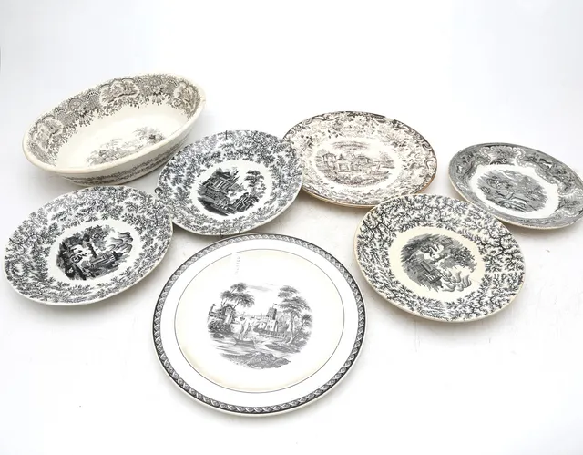 Various stamped earthenware items by Pickman and Fábrica de la Amistad, 19th and 20th centuries.
