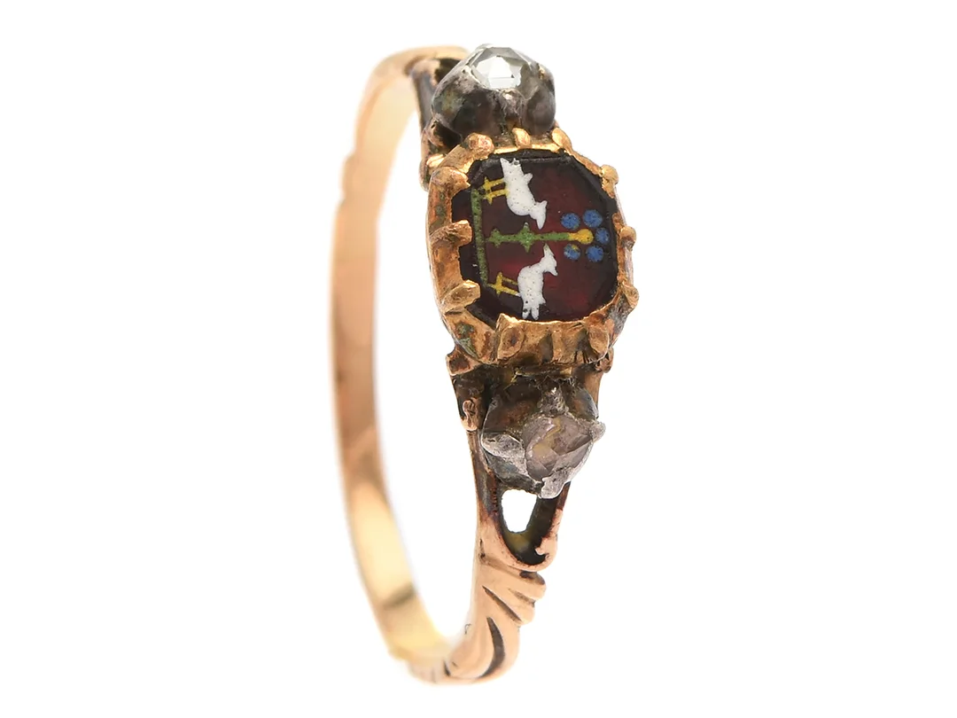 RING, guld/silver, antik, målat rött glas, 2 rosenstenar, stl 18 mm, vikt 2,3 g. — Smycken/Ring — Kaplans