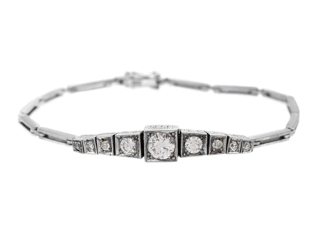 ARMBAND, 18K vitguld, briljant- samt gammalslipade diamanter ca 1,25 ctv, ca TW-W/VS-P, längd 19,5 cm, vikt 15,5 g, några av de mindre diamanterna med mindre nagg. — Smycken/Armband — Kaplans
