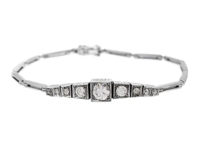 ARMBAND, 18K vitguld, briljant- samt gammalslipade diamanter ca 1,25 ctv, ca TW-W/VS-P, längd 19,5 cm, vikt 15,5 g, några av de mindre diamanterna med mindre nagg.