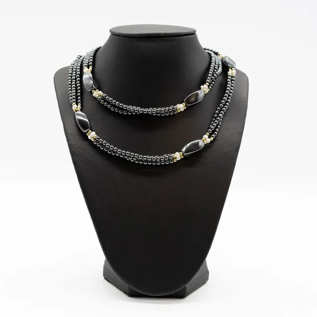 COLLIER AUS KLEINEN HÄMATITPERLEN UND GROSSEN HÄMATITNUGGETS, ENDLOSKETTE.