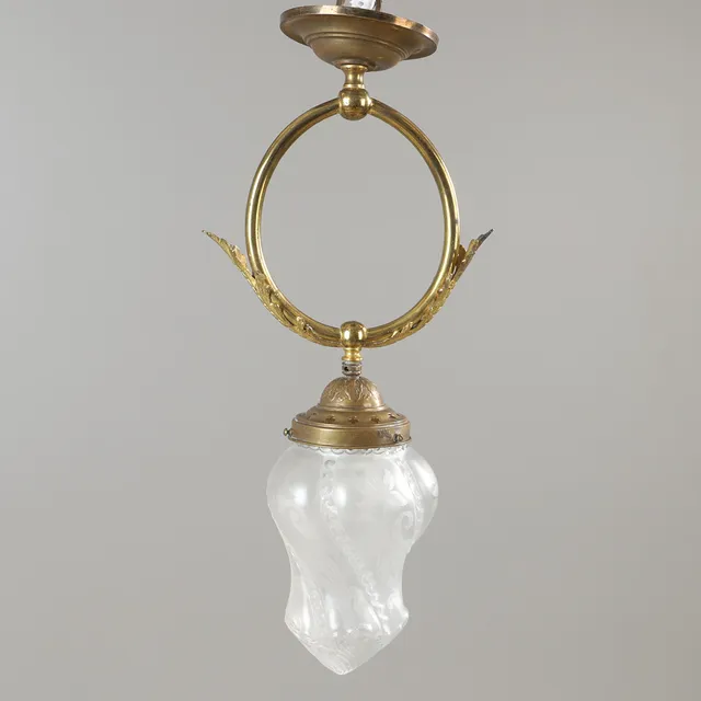 TAKLAMPA, mässing och glas, 1900-talets första hälft.