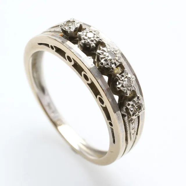 RING, 18K vitguld, med 5 små briljanter ca 0,015 ct/st, svensk kontrollstämpel. Vikt ca 4,4 gram.