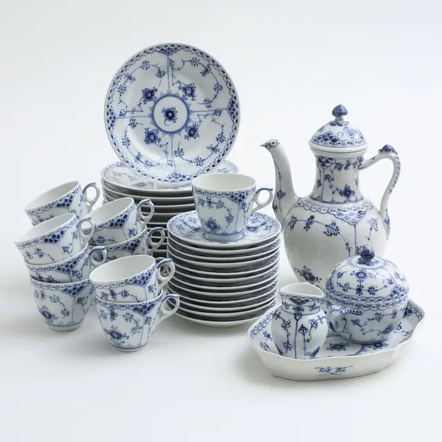 ARNOLD KROG (1856-1931). Kaffeservis, "Musselmalet Halvblond", 41 delar, Royal Copenhagen, Danmark.
