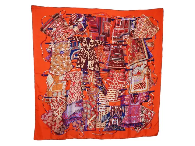 HERMÈS, SCARF, Voyage en étoffes, Annie Faivre Rare, 100% siden, 130x130 cm, multifärgad, orange, lila, röd, brun, originalkartong. Very Good Condition.