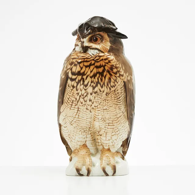 WALDEMAR LINDSTRÖM. Figur "berguv", glaserat porslin, 1900-talets början, Rörstrand. Signerad W. Lindström i godset.