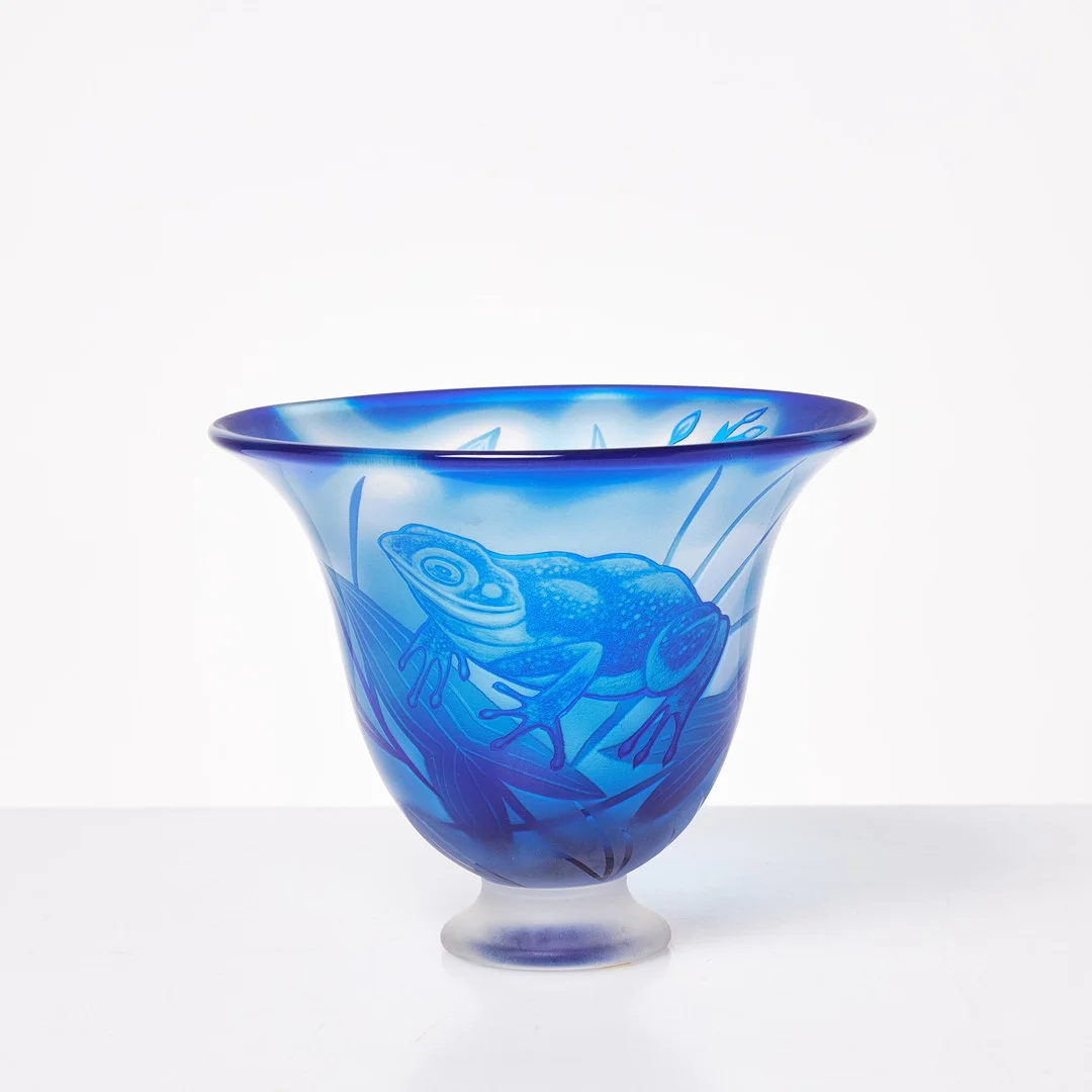ASTRID GATE. Skål, glas, delvis frostat, dekor av groda, undertill signerad samt märkt, Unique 2004. — Utility glass — Stockholms Auktionsverk Sickla