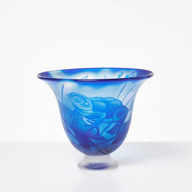ASTRID GATE. Skål, glas, delvis frostat, dekor av groda, undertill signerad samt märkt, Unique 2004.
