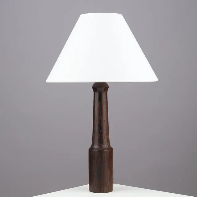 DANSK DESIGN. Bordlampe af palisander, 1950/1960'erne.