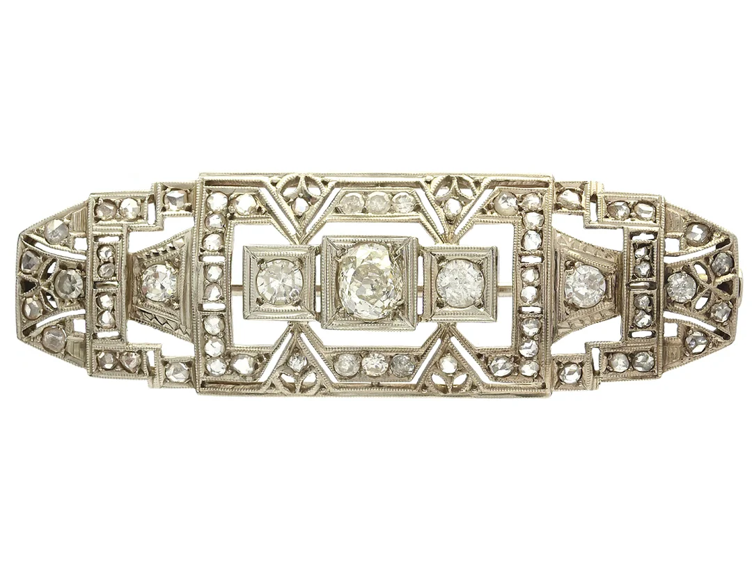 BROSCH, 14K vitguld, diamanter, längd 5.5 cm, vikt 7,9 g, flera diamanter med skador. — Smycken/Brosch — Kaplans