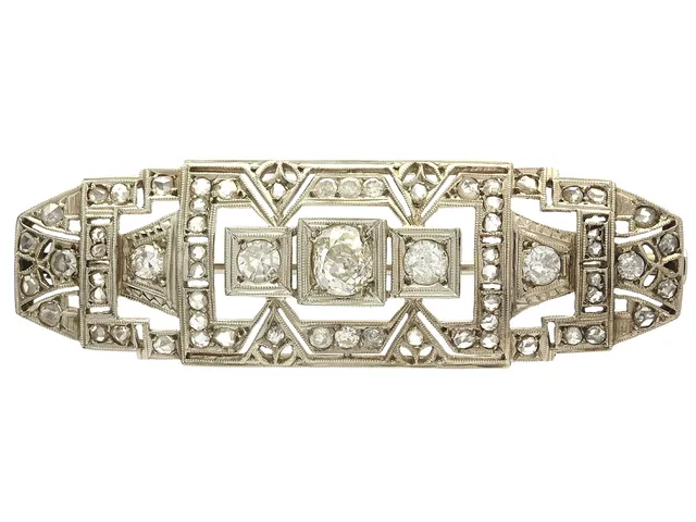 BROSCH, 14K vitguld, diamanter, längd 5.5 cm, vikt 7,9 g, flera diamanter med skador.