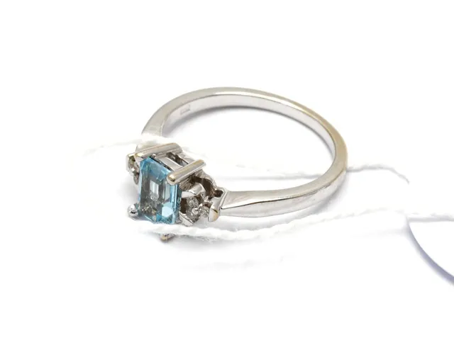 Ring vitguld 18K 4,2g Ø17¾ med sten och åttkantslipade diamanter 6xca.0,01ct