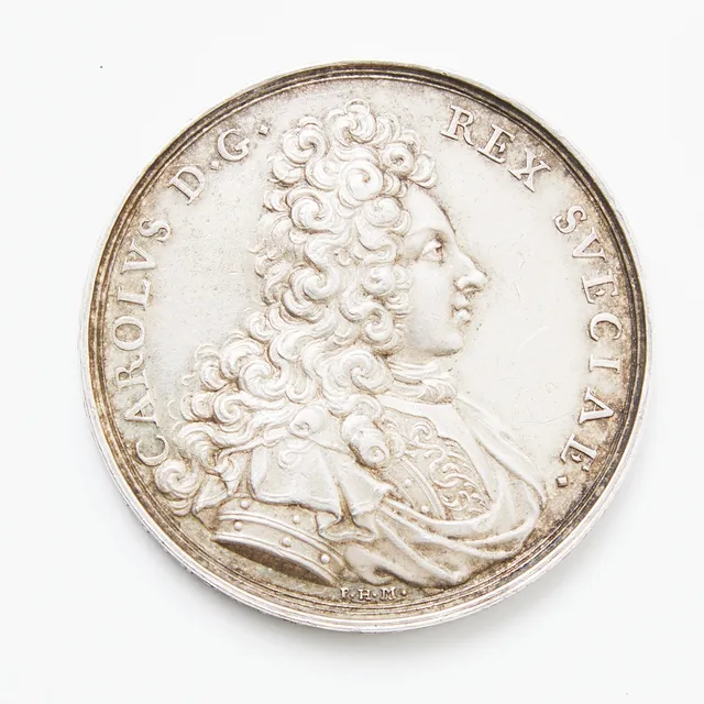 MEDALJ, silver, Sverige, Kung Karl XII (1697-1718), till minne av svensk seger vid Narva år 1700, slaget stod mellan svensk armé under befäl av kung Karl XII och en rysk armé under befäl av fältmarskalk Charles Eugène de Croÿ.
