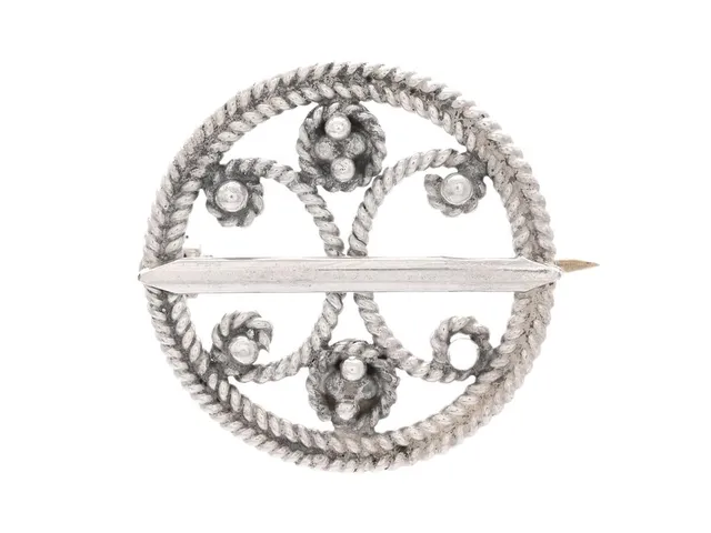 DRÄKTSMYCKE, silver, brosch, höjd 2,5 cm, vikt: 3,8 g.
