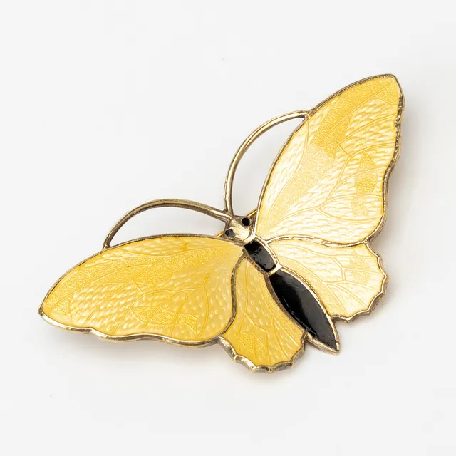 AKSEL HOLMSEN. Brosch i form av fjäril, förgyllt silver, emalj, Norge, 1900-tal.