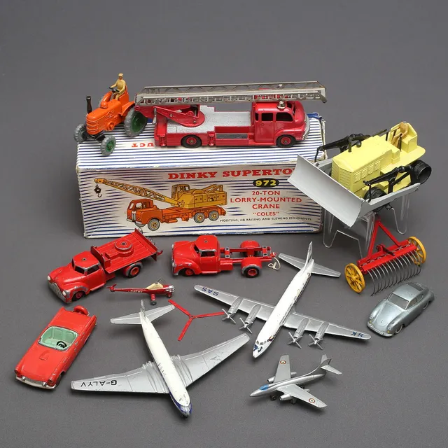 DINKY TOYS. VILMER och TEKNO, cirka 12 delar.