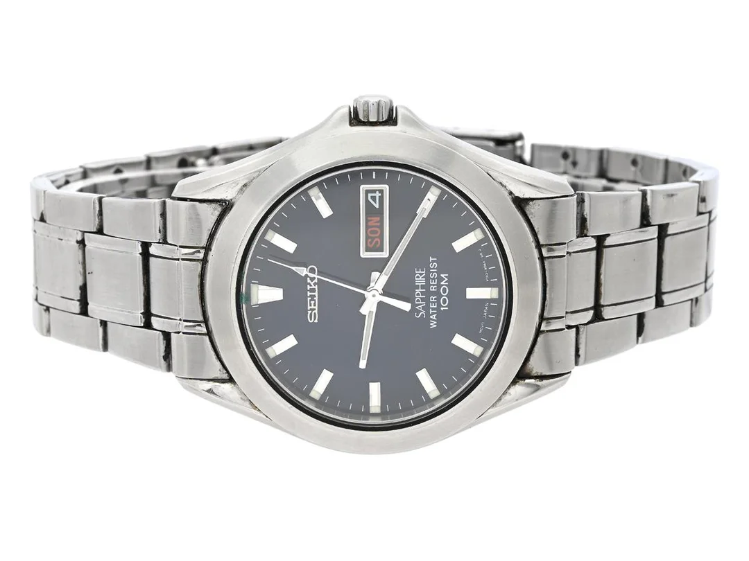 SEIKO, Sapphire, Cal V743, Serie nr. 562593, Boett nr. V743-8B50, herrur, 37,5 mm, stål, quartz (går ej), safirglas, dag, datum, originallänk, viklås, ca 1995. — Klockor/Seiko — Kaplans