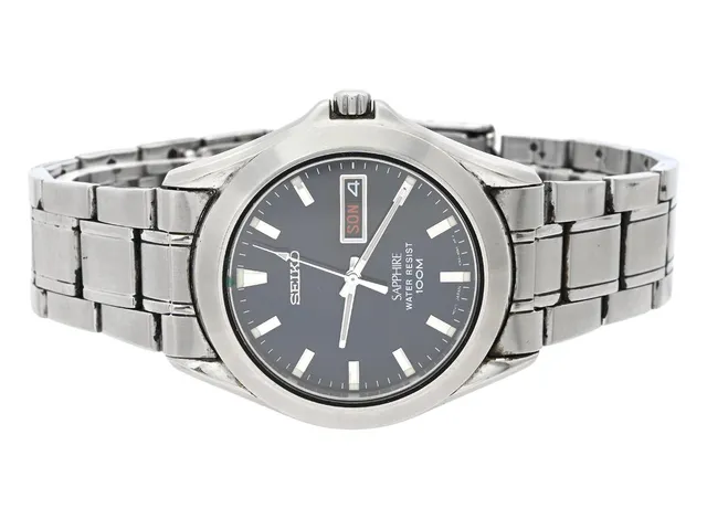 SEIKO, Sapphire, Cal V743, Serie nr. 562593, Boett nr. V743-8B50, herrur, 37,5 mm, stål, quartz (går ej), safirglas, dag, datum, originallänk, viklås, ca 1995.