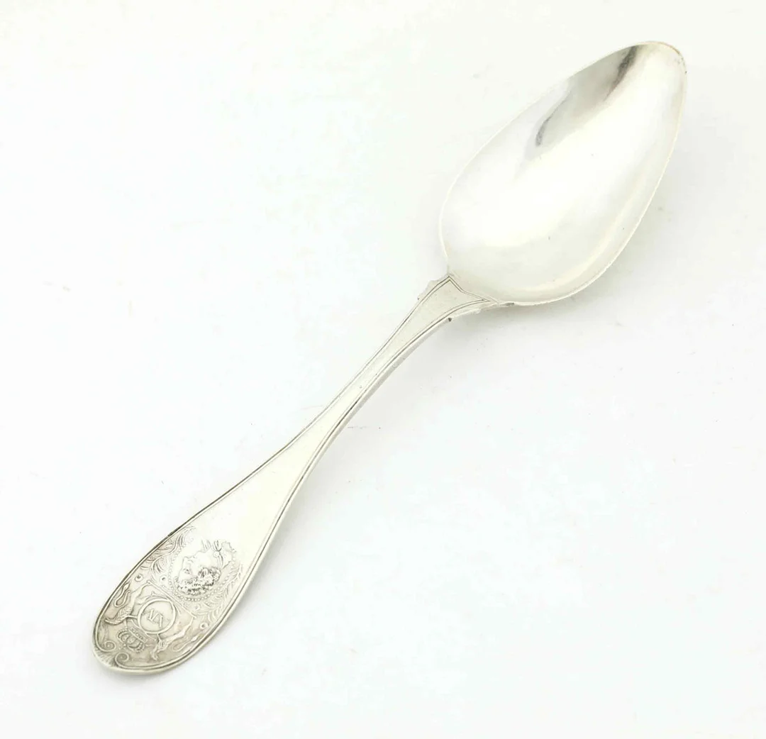 BELÖNINGSSKED, silver, med Karl XIV Johans monogram samt porträtt i profil, omkring 17/1800-tal. — Silver — Hälsinglands Auktionsverk