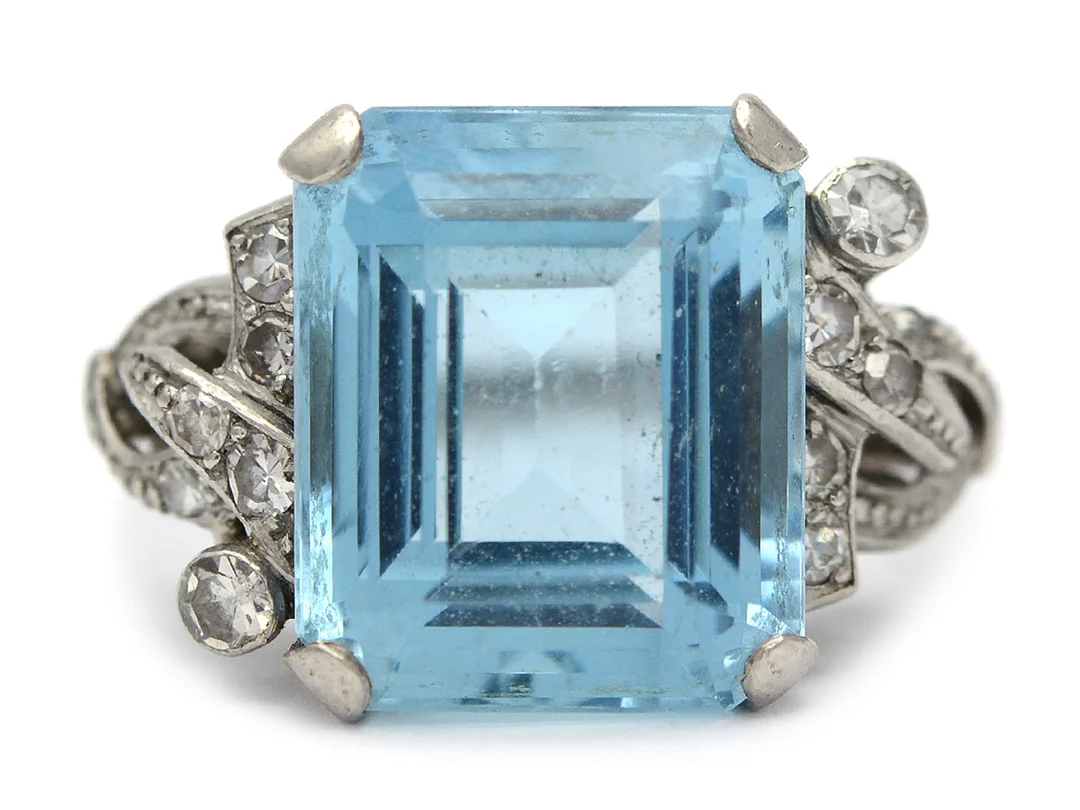 RING, 18K vitguld/skena i silver, akvamarin ca 9,85 ct, 12 åttkantslipade diamanter ca 0,35 ctv, ca W/SI, stl 18,5 mm, vikt 8,2 g. — Smycken/Ring — Kaplans