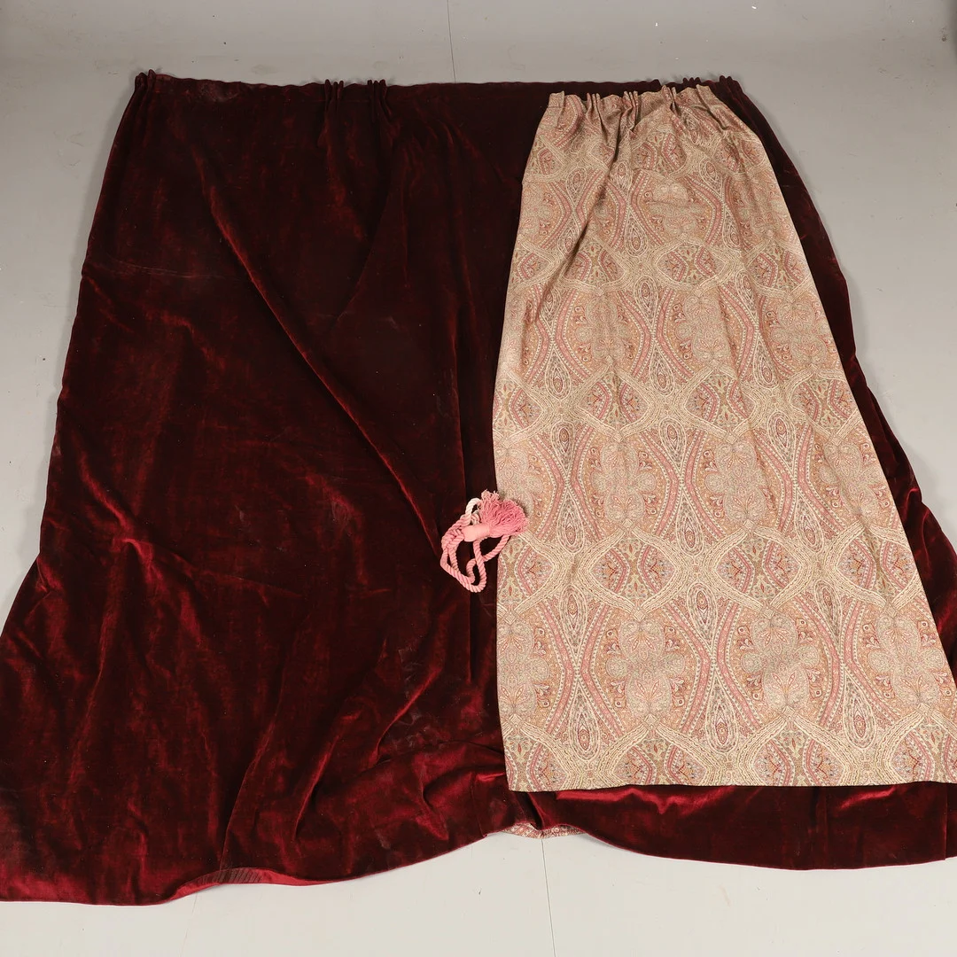 LAURA ASHLEY. Gardinuppsättning, 5 delar, sammet, brokad och chintz, slutet av 1900-talet. — Textiles — Helsingborgs Auktionskammare